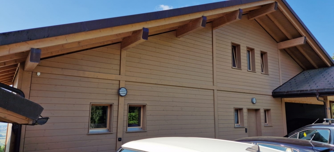 Décapage par aérogommage (sablage) d’une villa en bois à Arzier