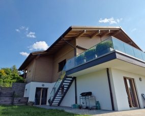 Décapage par aérogommage (sablage) d’une villa en bois à Arzier