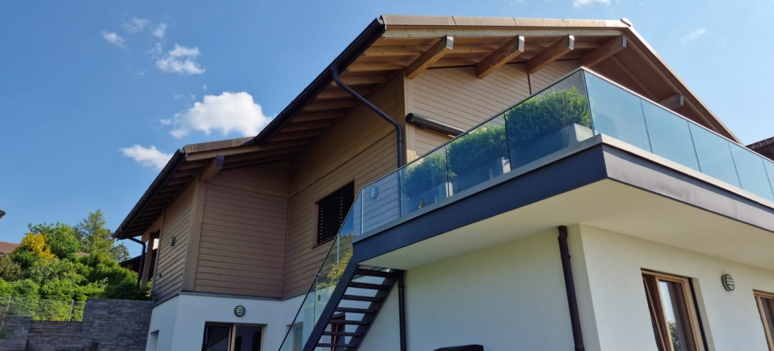Décapage par aérogommage (sablage) d’une villa en bois à Arzier