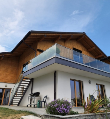 Décapage par aérogommage (sablage) d’une villa en bois à Arzier