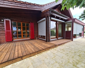 Aerogommage et mise en peinture lasure Sikkens d’un chalet sur La Côte région Nyon
